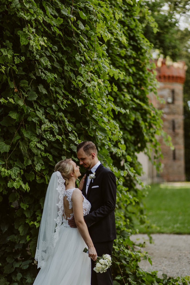 ujęcia pary młodej w bluszczu