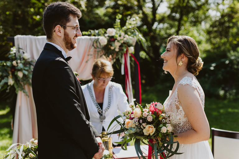 ślub cywilny w plenerze scena kulinarna
