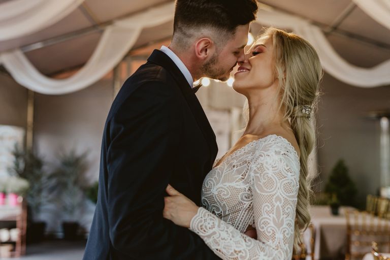 sesja ślubna pod namiotem