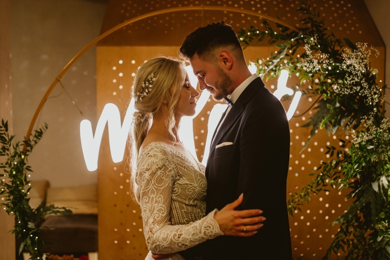 portret ślubny przy napisie