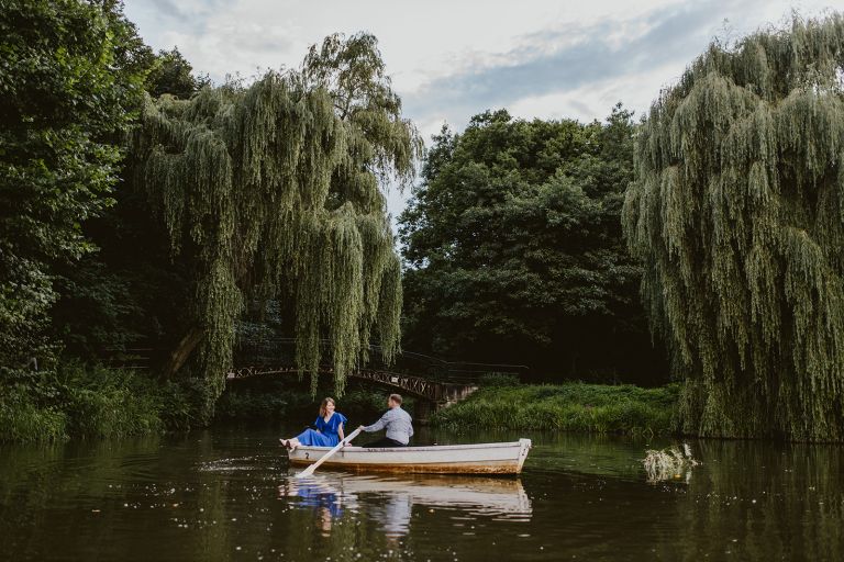sesja zdjęciowa narzeczonych w Pszczynie – park pałacowy