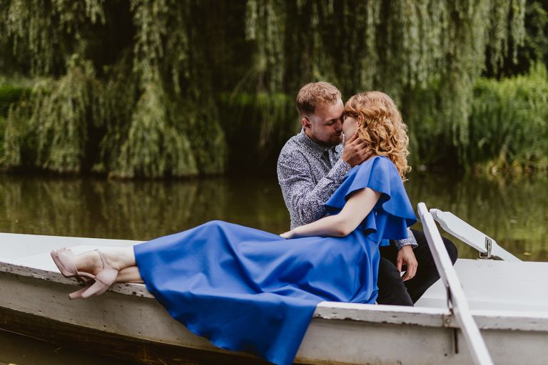 zdjęcia z sesji narzeczeńskiej w parku pałacowym w Pszczynie