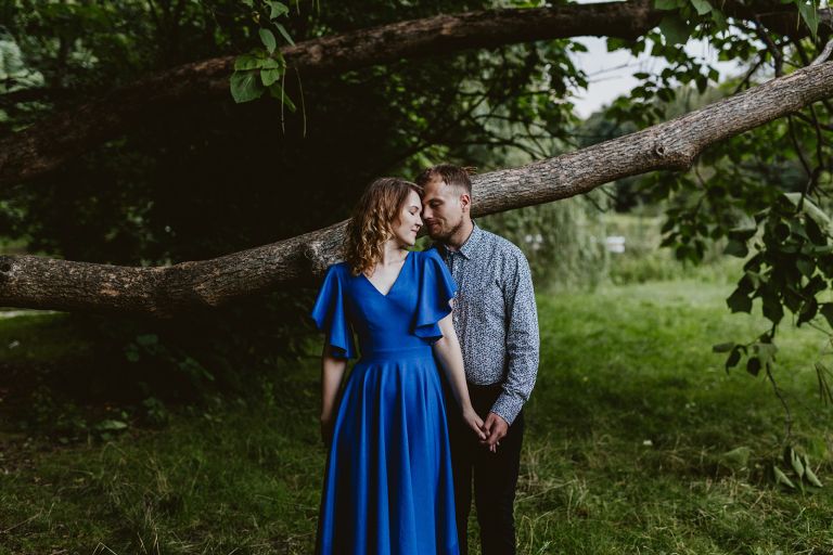 sesja zdjęciowa narzeczonych w Pszczynie – park pałacowy