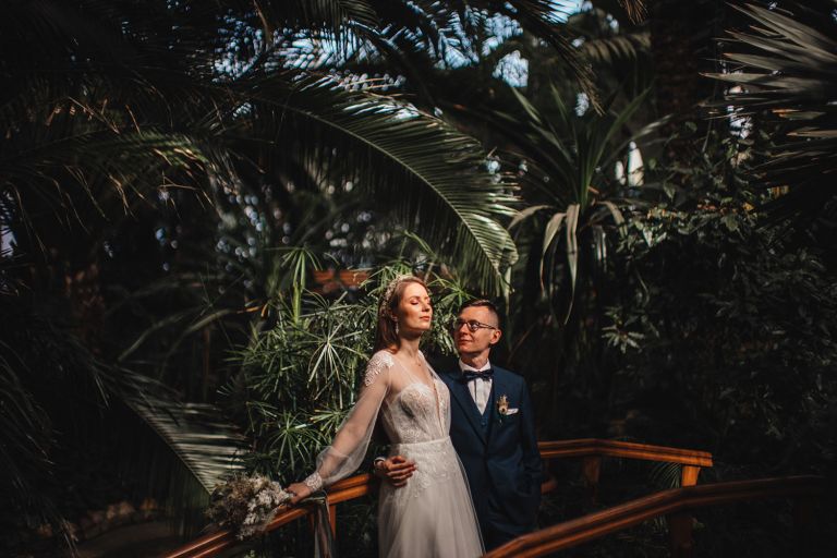 Sesja ślubna w Palmiarni Gliwice – romantyzm ukryty wśród liści