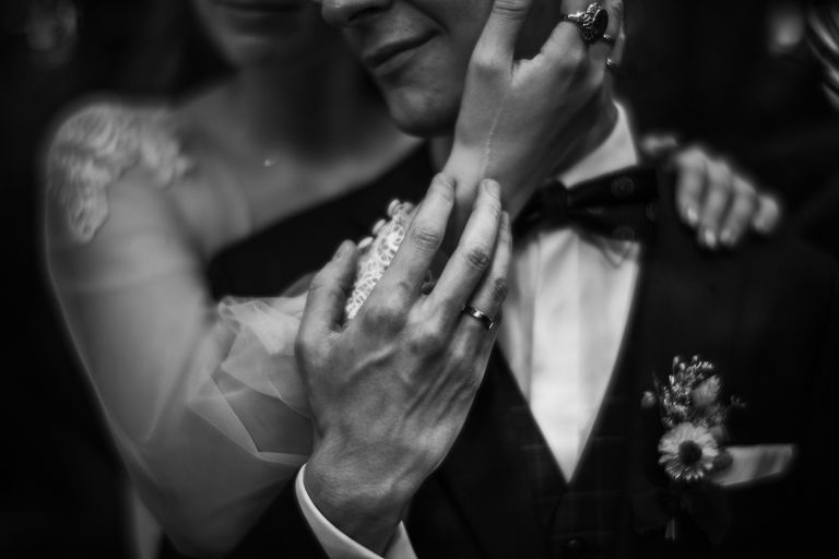 Sesja ślubna w Palmiarni Gliwice – Pan Młody w roślinnej scenerii