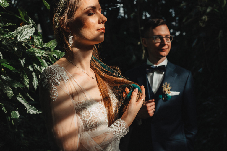 Sesja ślubna w Palmiarni Gliwice – spojrzenia pełne miłości w egzotycznym otoczeniu