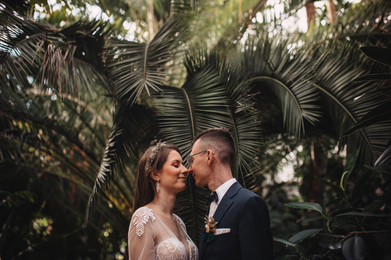 Sesja ślubna w Palmiarni Gliwice – detale kwiatowe i delikatność stylizacji