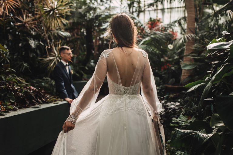 Sesja ślubna w Palmiarni Gliwice – romantyczne spojrzenia w zielonym otoczeniu