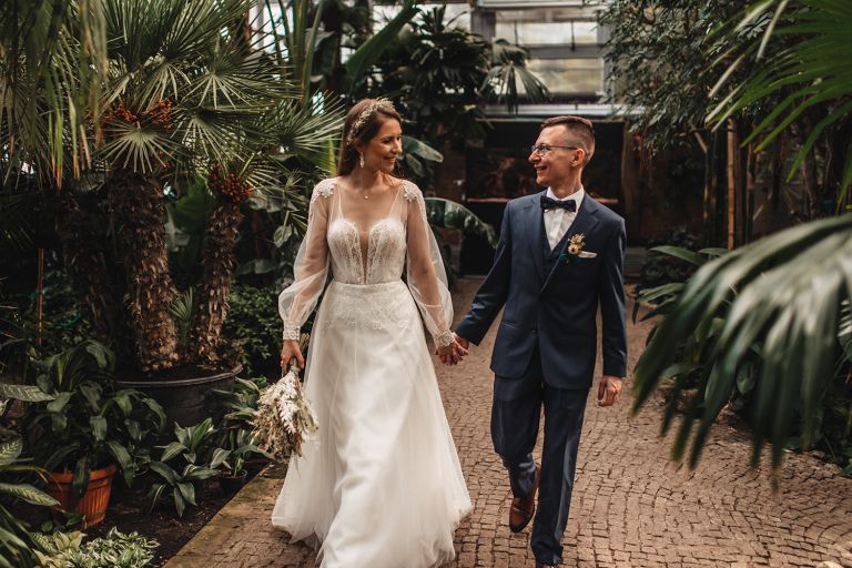 Sesja ślubna w Palmiarni Gliwice – gesty i spojrzenia w romantycznej atmosferze