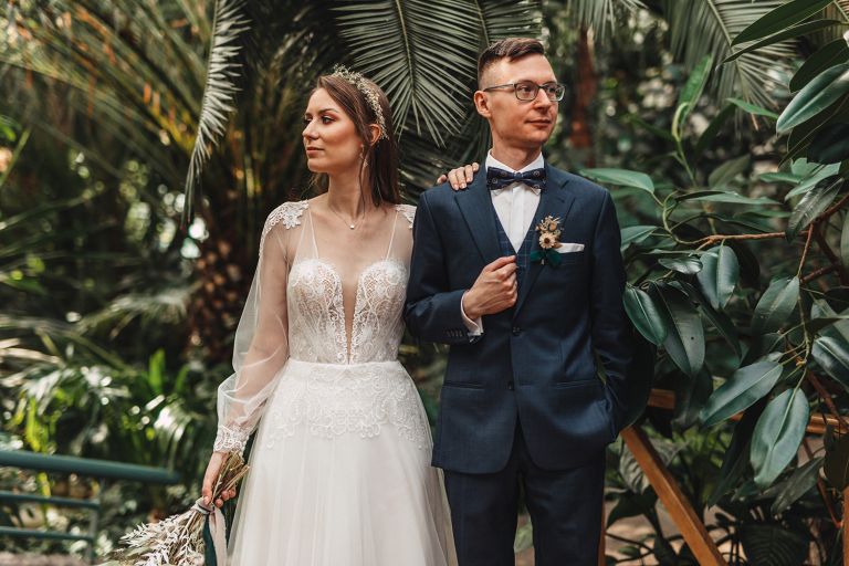 Sesja ślubna w Palmiarni Gliwice – detal obrączek i czułość dłoni