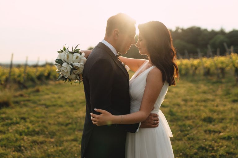 Zachód słońca podczas sesji w winnicy Kraków – naturalne światło i bliskość