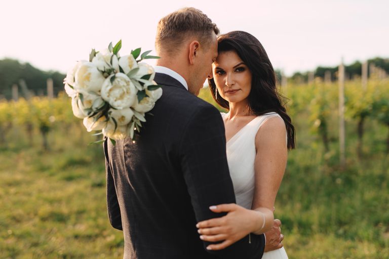 Zachód słońca podczas sesji w winnicy Kraków – naturalne światło i bliskość