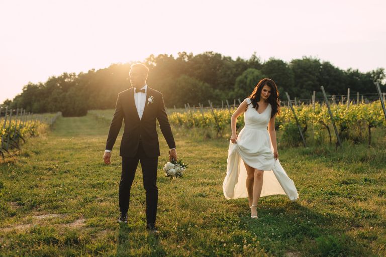 Zachód słońca podczas sesji w winnicy Kraków – naturalne światło i bliskość