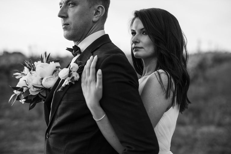 Zachód słońca podczas sesji w winnicy Kraków – naturalne światło i bliskość