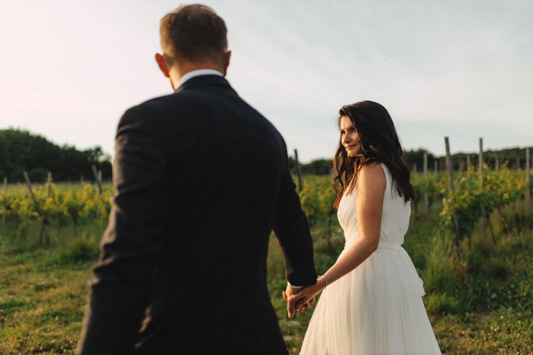 Zachód słońca podczas sesji w winnicy Kraków – naturalne światło i bliskość