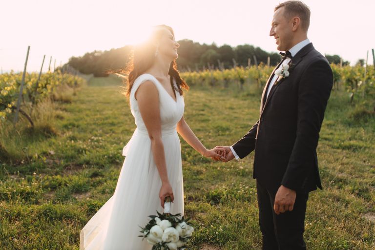 Zachód słońca podczas sesji w winnicy Kraków – naturalne światło i bliskość