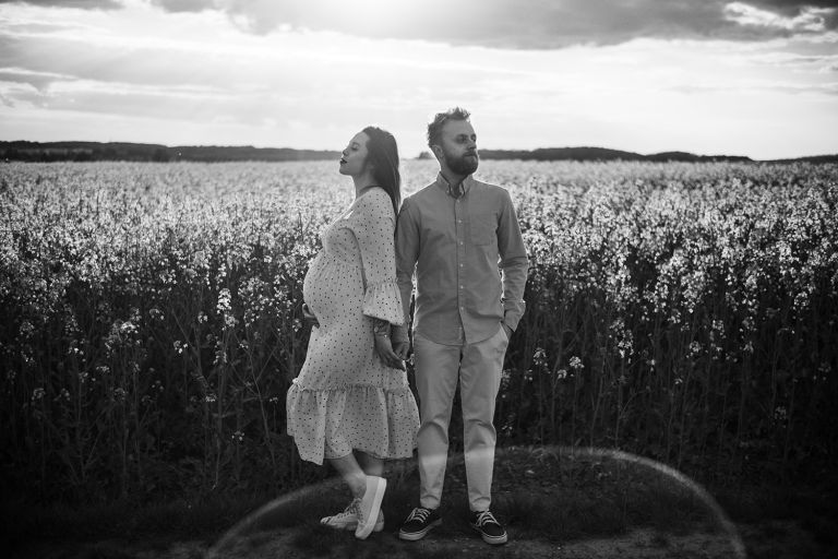 Sesja ciążowa Katowice – portret przyszłej mamy w rzepaku
