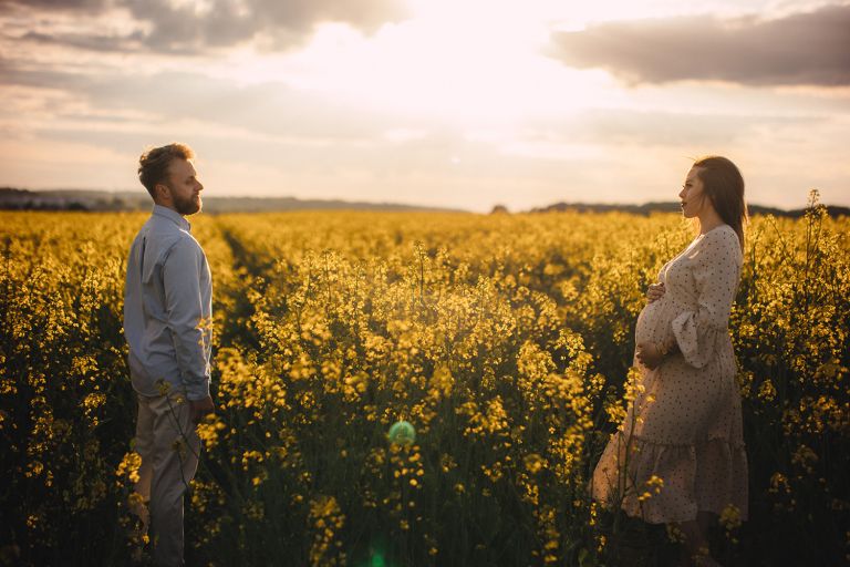 Sesja ciążowa Śląsk – przyszli rodzice w polu rzepaku o zachodzie słońca