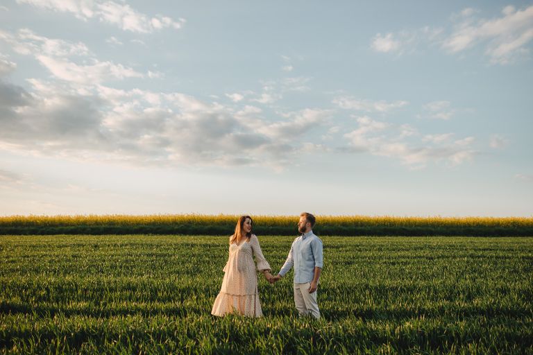 Rodzinny spacer wśród rzepaku – sesja ciążowa Śląsk