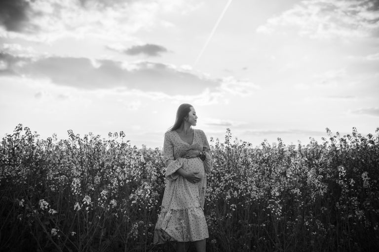 Spacer po polach – sesja ciążowa Śląsk w stylu naturalnym