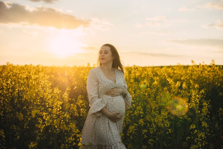 Przyszła mama wśród rzepaku – sesja ciążowa Katowice
