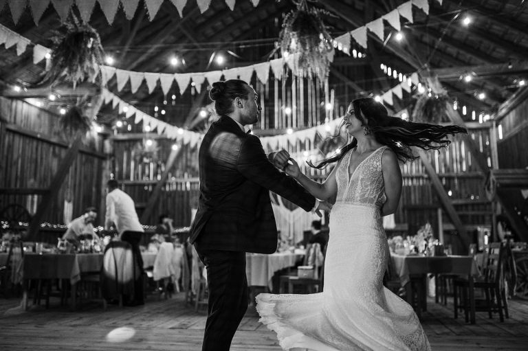 rustykalny ślub wesele w stodole