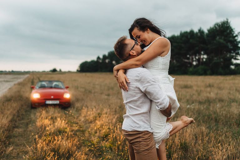 Naturalna bliskość i emocje podczas sesji zaręczynowej