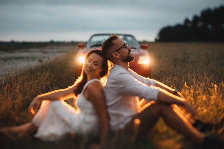 Ujęcie z góry – bliskość i uczucia pary narzeczonych