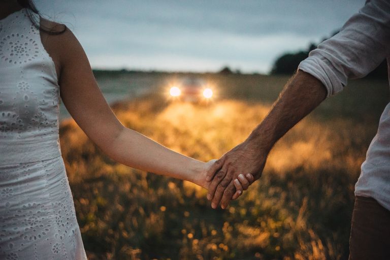 Ujęcie romantyczne – Marta i Bartek na tle czerwonego Fiata Barchetta