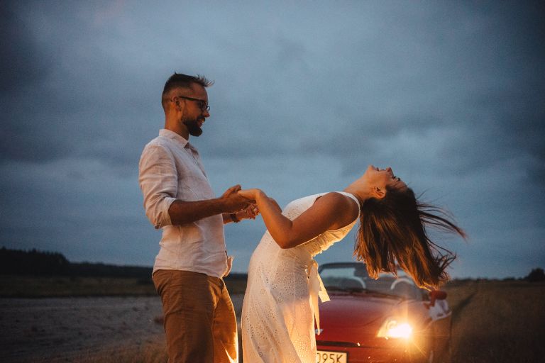 Fiat Barchetta i zakochani na tle śląskich pól