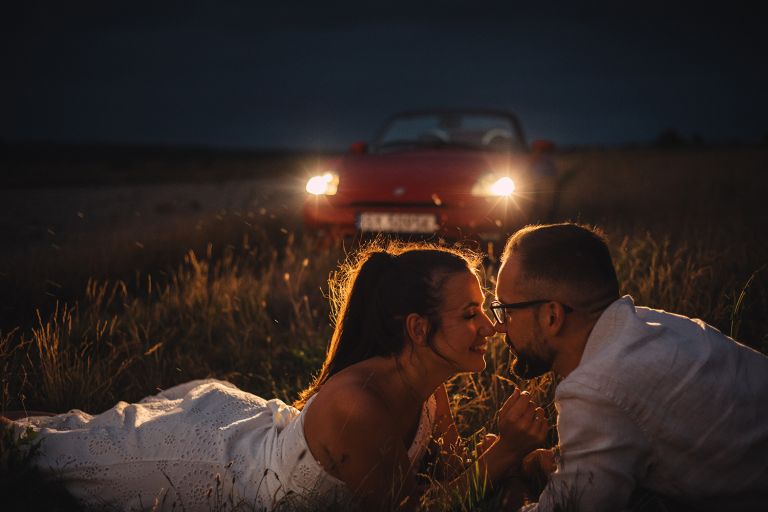 Zamknięcie sesji – Fiat Barchetta, zachód słońca i miłość