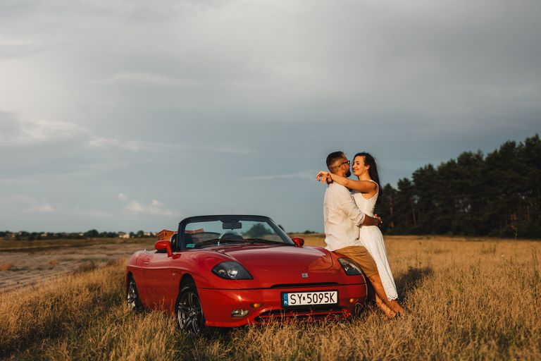 Romantyczna para trzymająca się za ręce podczas sesji