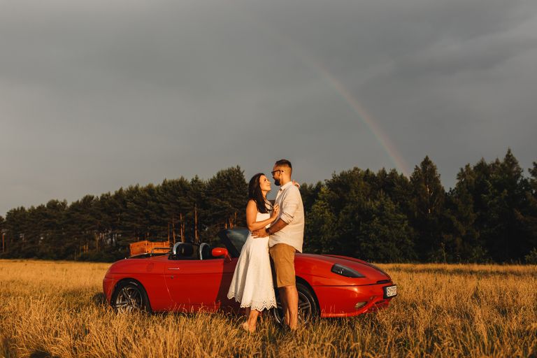 Sesja narzeczeńska w stylu włoskim – Fiat Barchetta na tle słońca