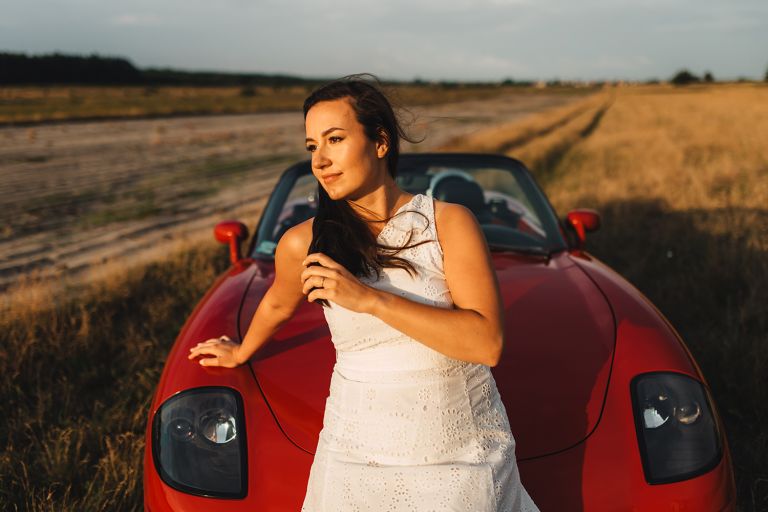 Włoski klimat sesji z Fiatem Barchetta i zachodzącym słońcem