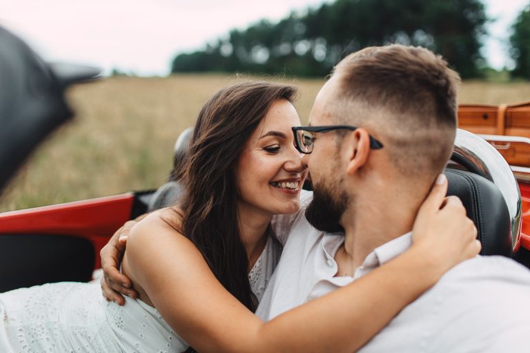 Śmiech i bliskość podczas sesji narzeczeńskiej na Śląsku