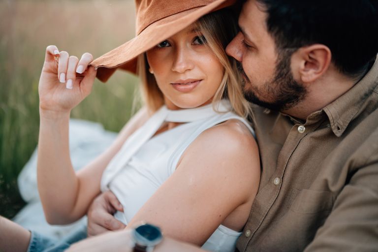 Zdjęcia narzeczeńskie z naturalnym światłem, fotograf Katowice