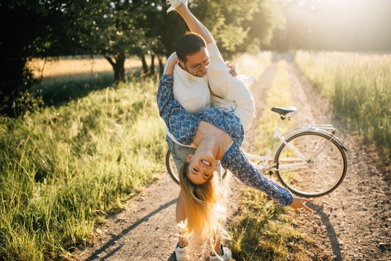 Naturalne zdjęcia narzeczeńskie w złotej godzinie, Katowice, Śląsk