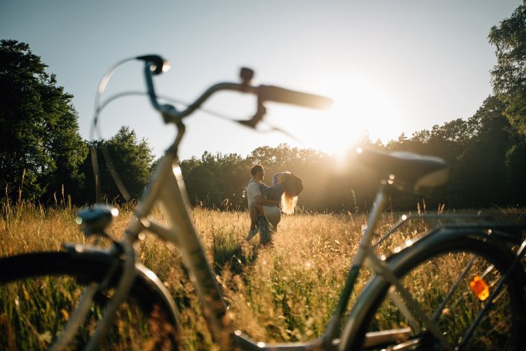 Naturalna sesja narzeczeńska wśród wysokiej trawy, fotograf Śląsk