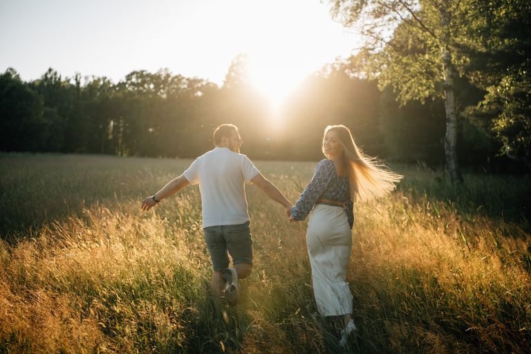 Naturalne kadry narzeczeńskie na Śląsku, złote światło, fotograf Katowice