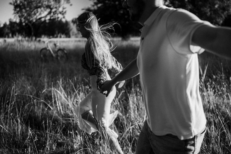 Naturalne zdjęcia narzeczeńskie, plenerowa sesja Śląsk