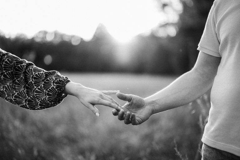 Naturalna sesja narzeczeńska na łące, fotografia Katowice Śląsk