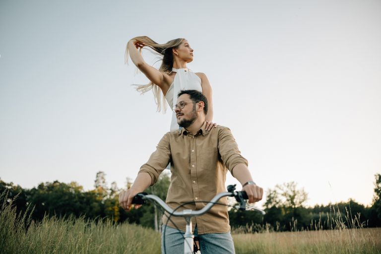 Złota godzina na sesji narzeczeńskiej, naturalne kadry Śląsk