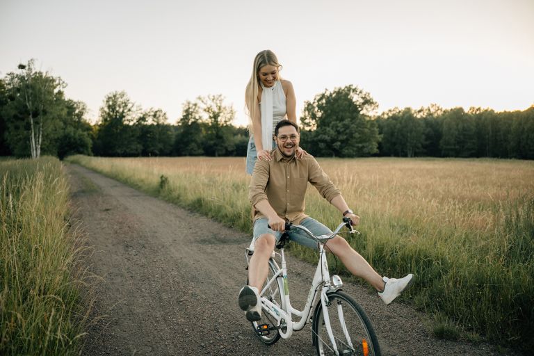 Lifestyle’owe zdjęcia narzeczeńskie w naturze, fotograf Śląsk