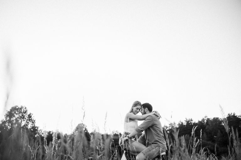 Sesja narzeczeńska w wysokiej trawie, naturalny plener Śląsk