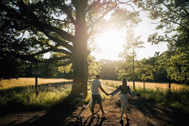 Naturalna sesja narzeczeńska w plenerze, łąka o zachodzie słońca, fotografia Katowice, Śląsk