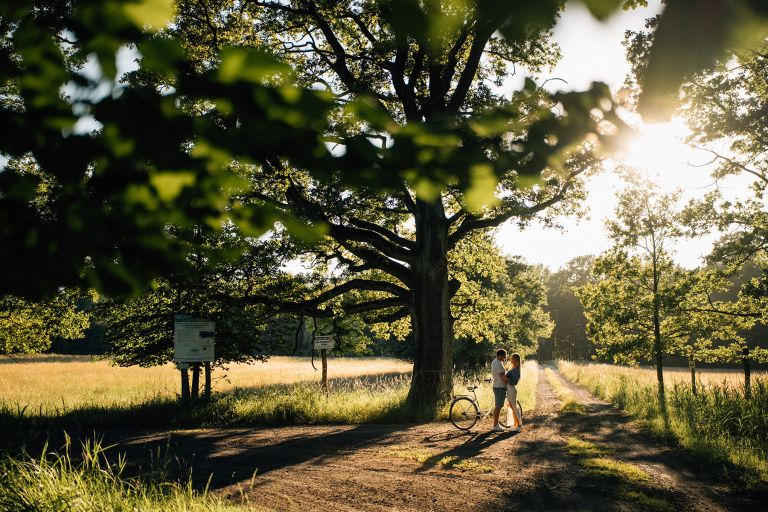 Zdjęcia narzeczeńskie z rowerem w złotej godzinie, fotografia Katowice, Śląsk