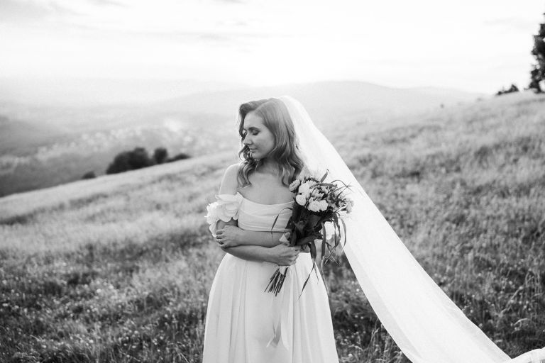 Para młoda na szczycie Ochodzitej, sesja ślubna Beskidy