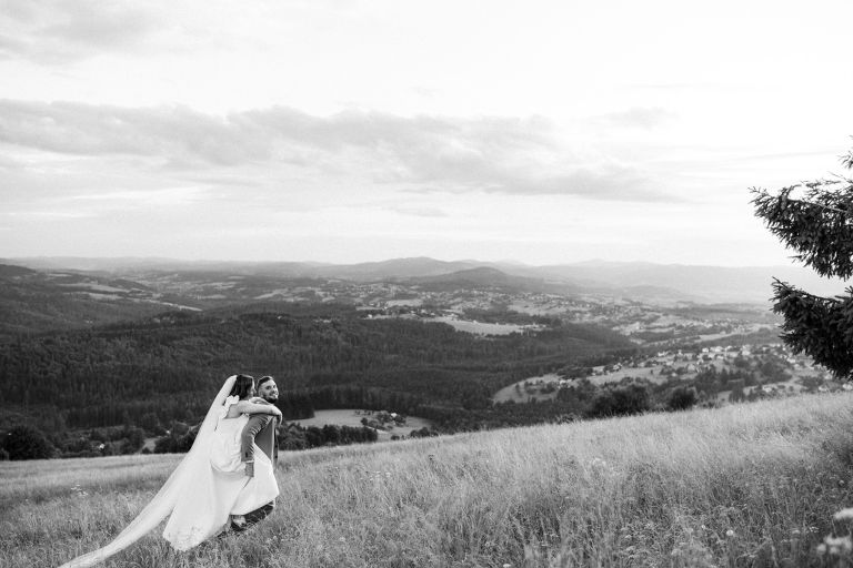 Romantyczne ujęcie pary młodej w Beskidach, sesja ślubna Ochodzita