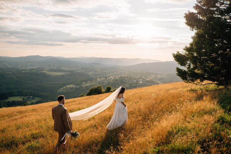Romantyczna sesja ślubna w górach na Ochodzitej, plener Beskidy