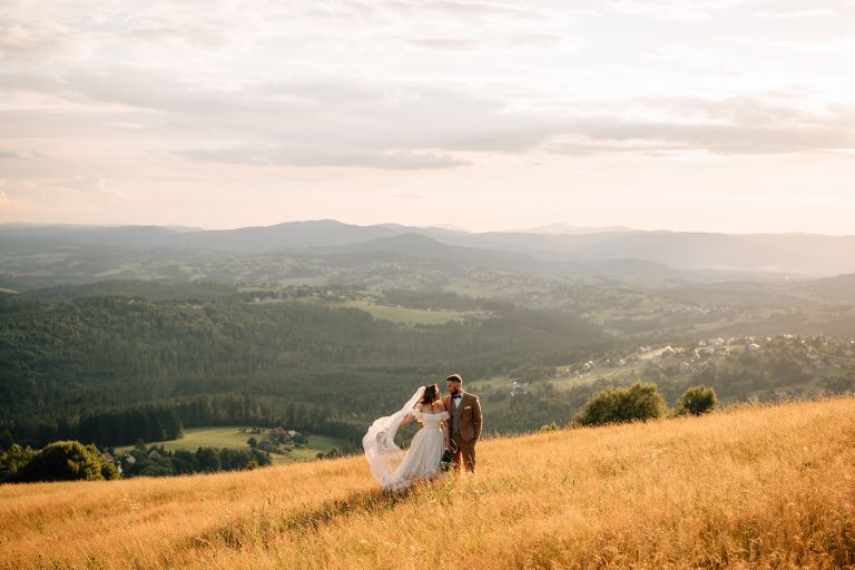 Naturalne ujęcie pary młodej na tle panoramy Beskidów, Ochodzita